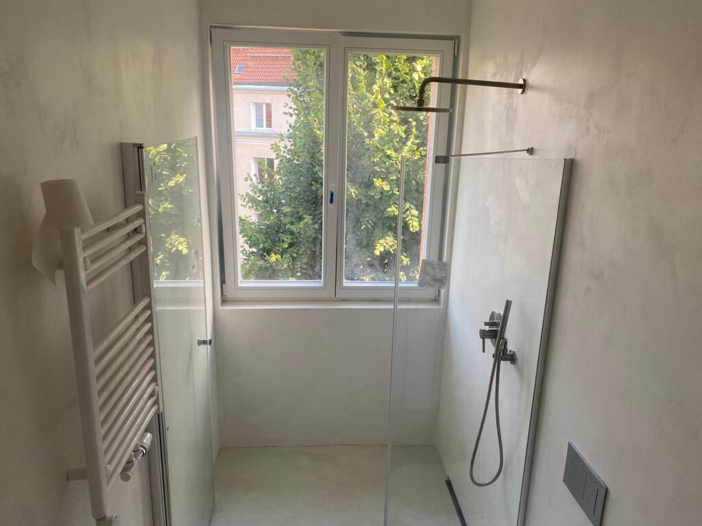 Prysznic walk-in w łazience z mikrocementu w Sopocie