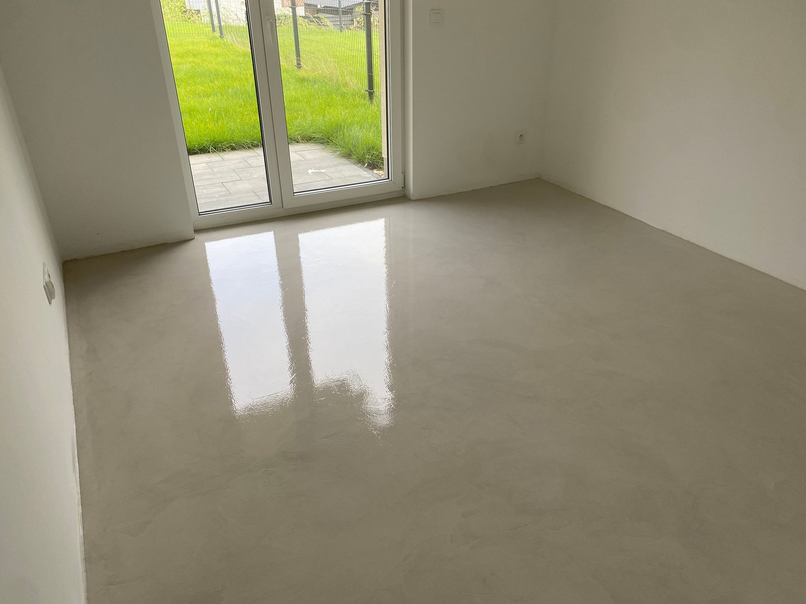 Mikrocement w salonie z wyjściem do ogrodu, Gdańsk