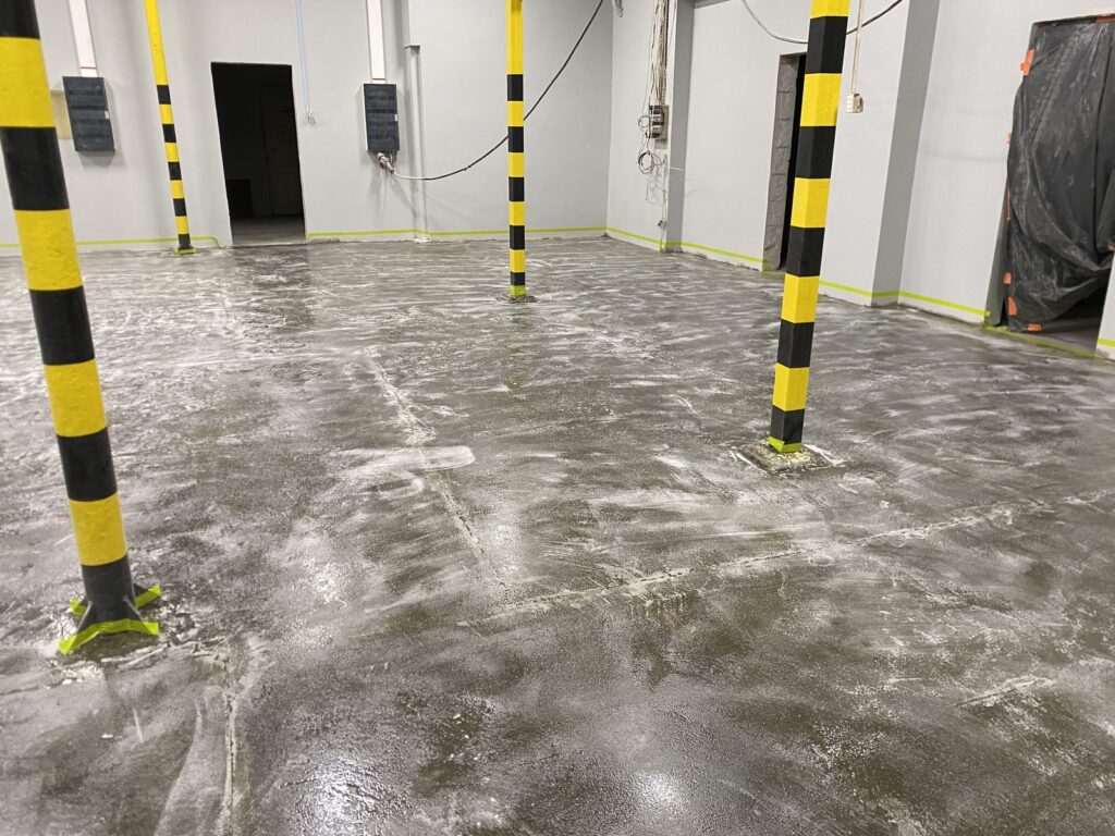 Nakładanie warstw żywicy w hali garażowej w Gdyni